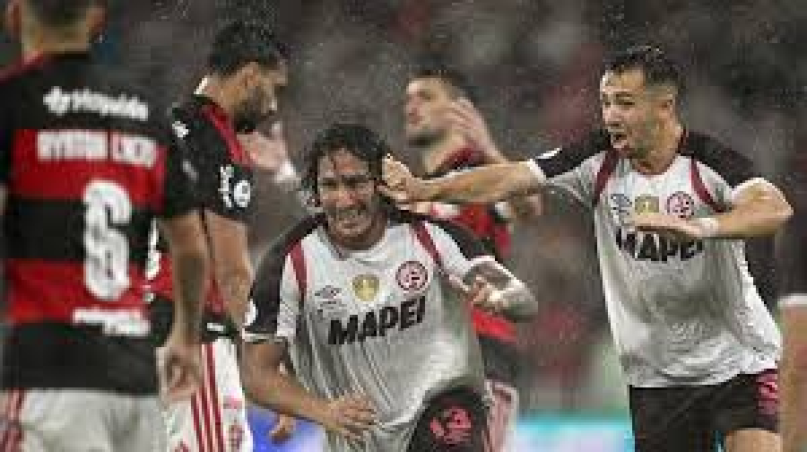 Flamengo sofre gols do Lanús na prorrogação e perde o título da Recopa