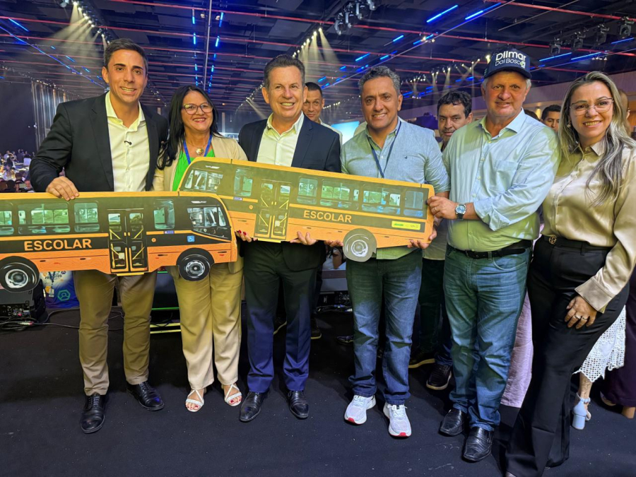 Peixoto de Azevedo recebe novos ônibus escolares durante Fórum de Prefeitos em Cuiabá