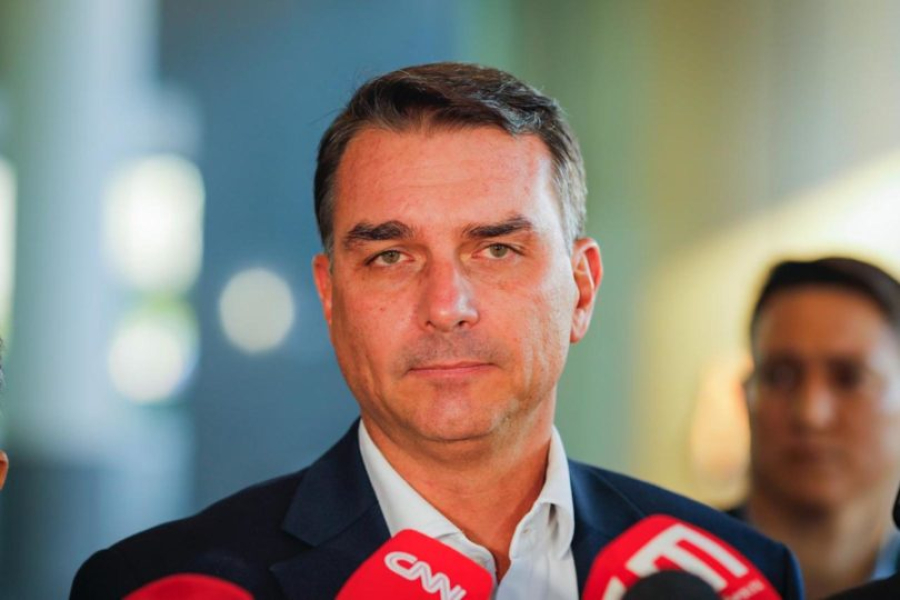 CPI para investigar Moraes e Toffoli é ilegal, diz Flávio Bolsonaro.
