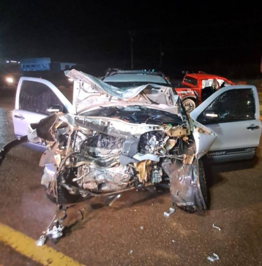 Corpo de Bombeiros faz desencarceramento de vítimas presas às ferragens após colisão na BR-163 em Peixoto de Azevedo