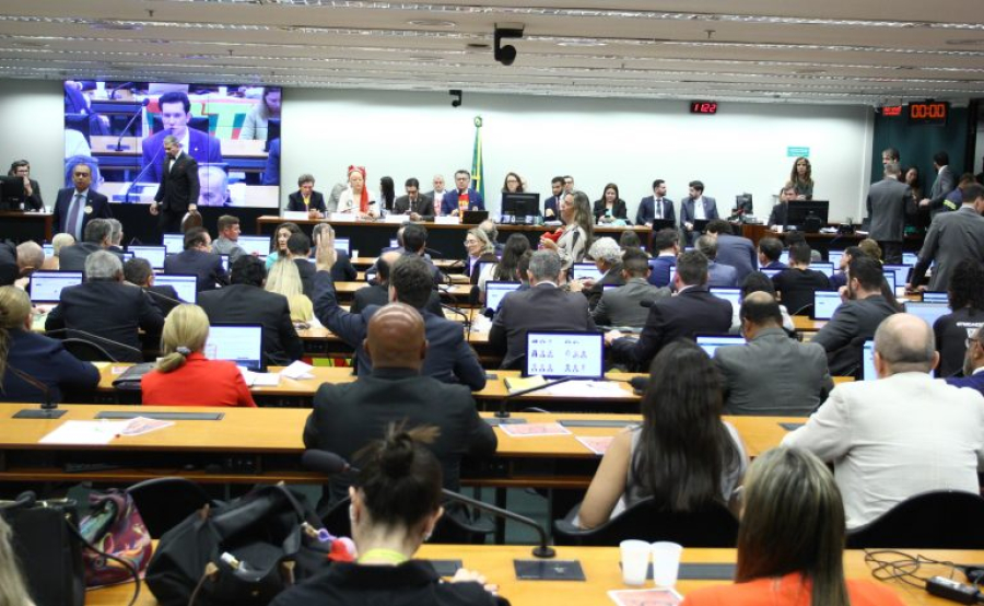 Comissão aprova o fim da escala 6x1 e a redução da jornada de 44 para 40 horas semanais  Fonte: Agência Câmara de Notícias