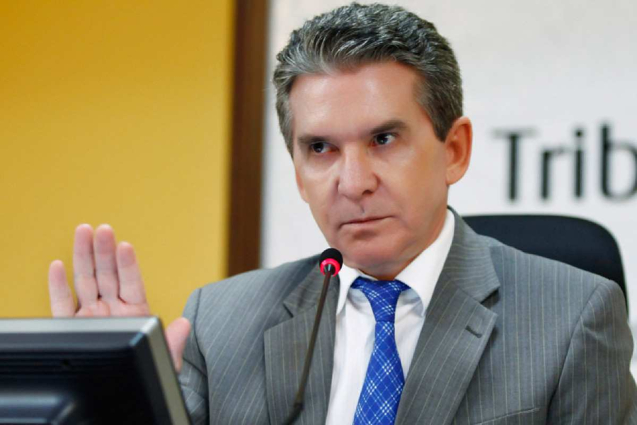 TCE vai passar ‘pente-fino’ em compra de livros após denúncias de conteúdo por IA e falta de licitação