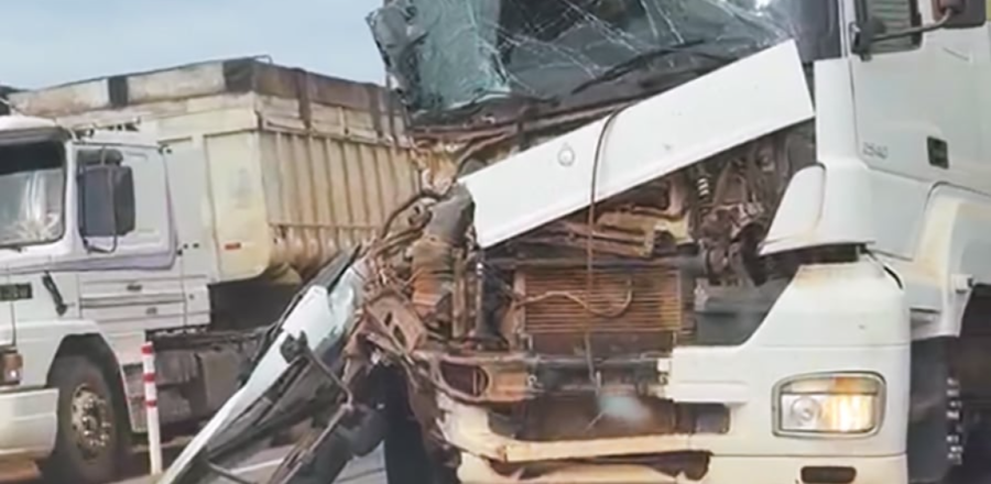 Carretas ficam danificadas em colisão na BR-163 em Lucas do Rio Verde