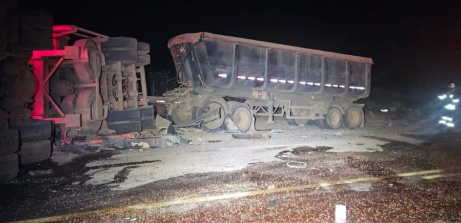 Motorista morre em colisão entre carretas em Carlinda; condutor foge sem prestar socorro