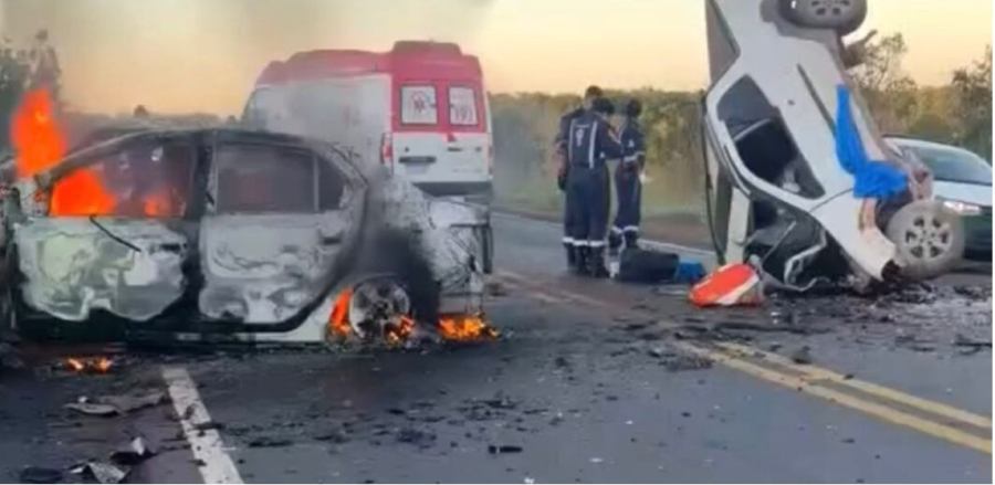 Quatro morrem em grave acidente entre carros em Mato Grosso; um pegou fogo