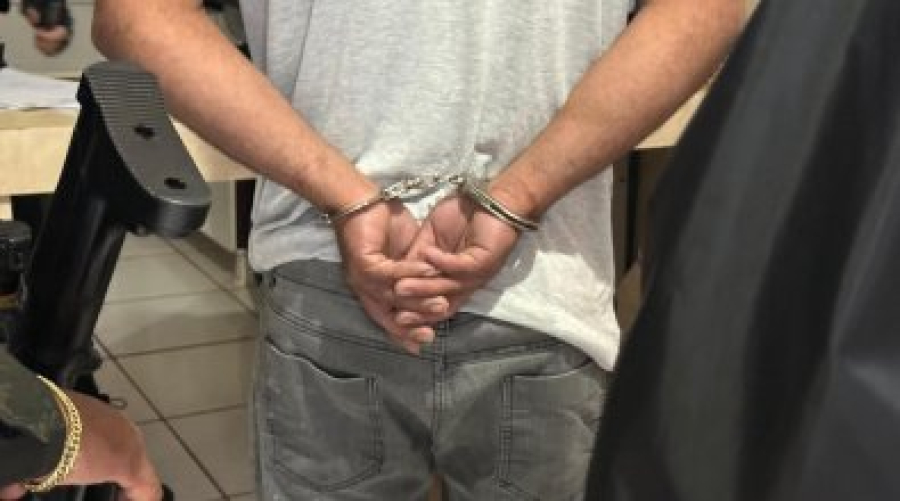 Homem bate carro em árvore, tenta atacar PMs e atinge viatura em MT