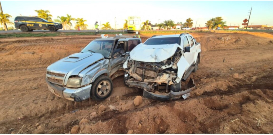 Colisão entre caminhonetes deixa motorista em estado grave na BR-163 em Sinop