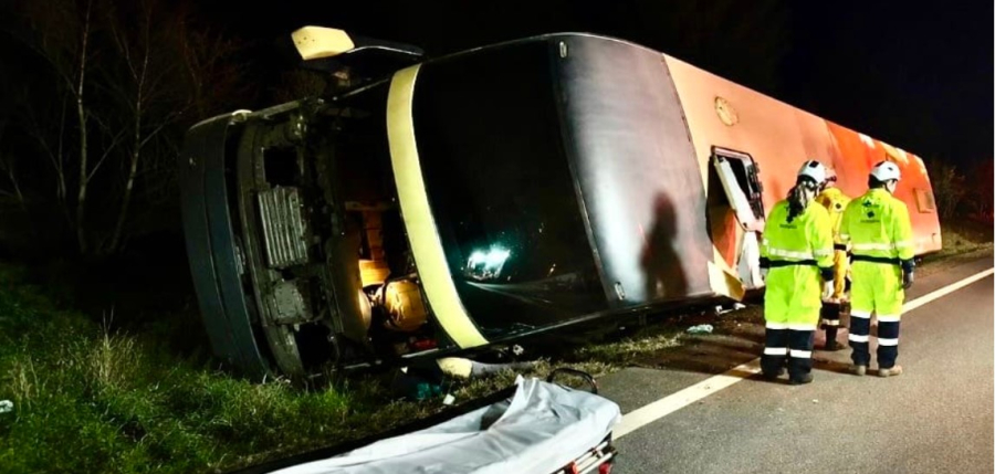 Ônibus com 37 passageiros tomba na BR-163 em Nova Mutum e deixa feridos